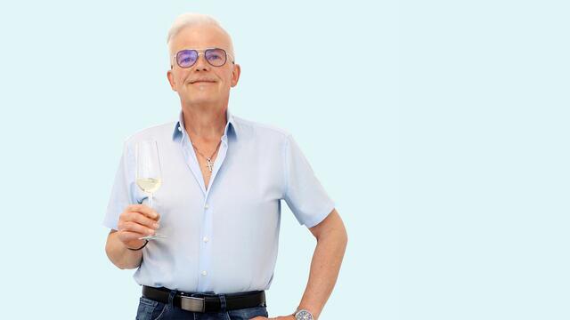 Gerald Winterer strahlt und ist stolz auf seine neue Figur. Da gönnt man sich gern ein Gläschen easylife-Sekt.