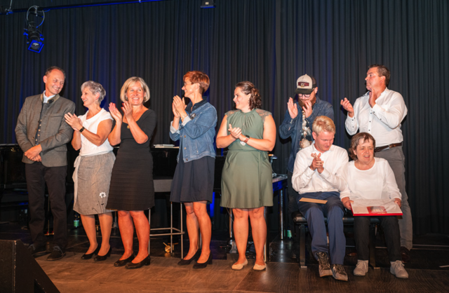 Die Oase-Mitarbeiter und Klienten feierten beim Jubiläumsabend.  | Foto: Arcus