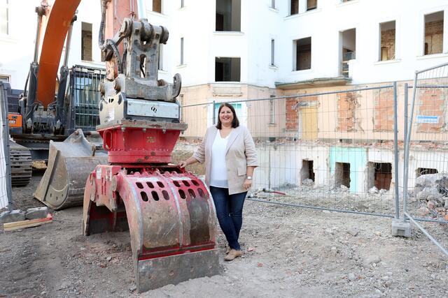 Vizebürgermeisterin Kathrin Gaál (SPÖ) auf der Baustelle zum neuen Wohnprojekt. | Foto: Votava/WSW