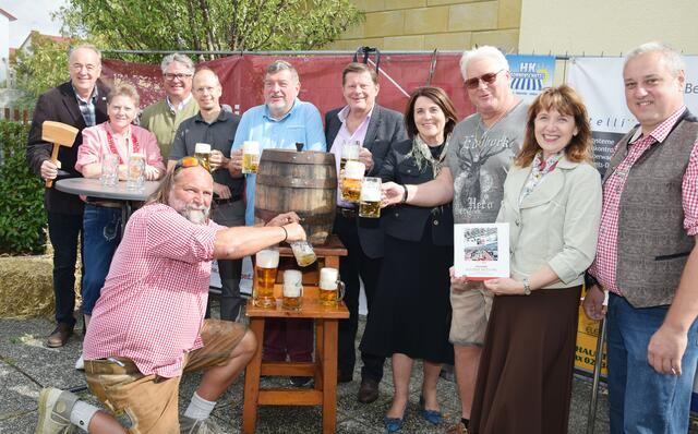 Leo Lindebner, Claudia Schwarz, Robert Weber, Patrick Schicht, Peter Maschat, Martin Czeiner, Franziska Olischer, Karl Klugmayer, Silvia Drechsler, Markus Gilly (von links) und Andreas Knoll (vorne) nach dem Bieranstich beim großen Jubiläumsfest der Kolonie. | Foto: Bernhard Garaus
