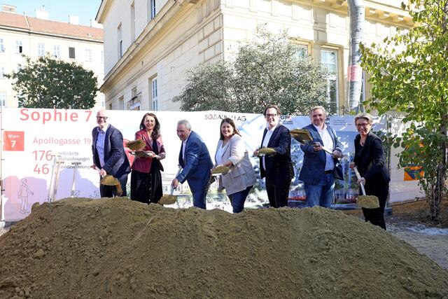 v.l.n.r. Erich Laller (Swietelsky), Selma Arapović (Wohnbausprecherin Neos), Michael Gehbauer (WBV-GPA), Vizebürgermeisterin &amp; Wohnbaustadträtin Kathrin Gaál (SPÖ), Bezirksvorsteher Neubau Markus Reiter (Grüne), Hannes Stangl (Sozialbau AG), Karin Ramser (Wiener Wohnen) beim Spatenstich. | Foto: Votava/WSW
