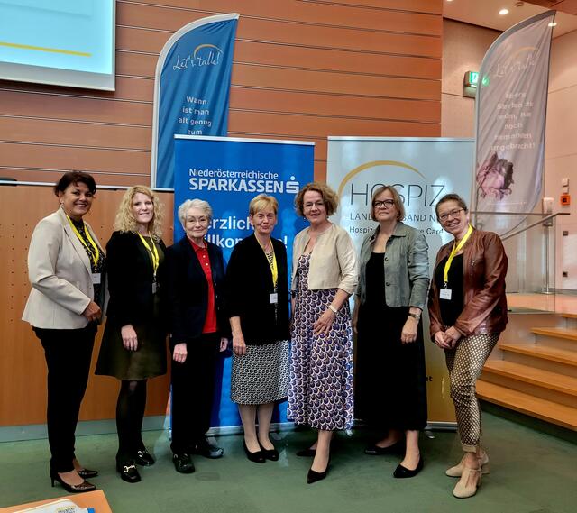 Ingrid Herzog, Vorstand Landesverband Hospiz NÖ; Petra Kozisnik, BSc, Geschäftsführerin Landesverband Hospiz NÖ; DDr. Marina Kojer, Ehrengast Hospizenquete 2023, Klaudia Atzmüller, Vorsitzende Landesverband Hospiz NÖ; LR Christiane Teschl-Hofmeister; Mag. Barbara Schwarz, Präsidentin Hospiz Österreich; Sonja Thalinger, MSc, Geschäftsführerin Landesverband Hospiz NÖ. | Foto: Hospiz NÖ