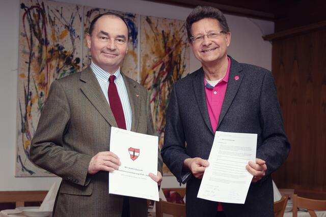 Maximal 580 Wohnungen: Bgm. Andreas Linhart, Vizebgm. Chris Schmitzer und die Mandatare von SPÖ und Neos unterzeichneten eine eidesstattliche Erklärung. 