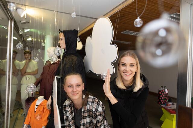 Die  Berufsschülerinnen bei der Umsetzung der kreativen Schaufenster in der St.Veiter Innenstadt. | Foto: Stadt St. Veit
