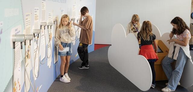 An dieser Wand können sich die Kinder über Berufe der Zukunft informieren. | Foto: ZOOM Kindermuseum/Natali Glisic