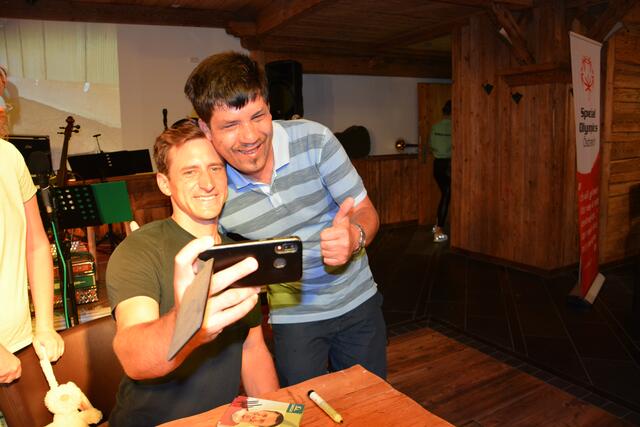 Der Skistar Matthias Mayer musste sich lange Zeit nehmen, denn alle Teilnehmerinnen und Teilnehmer stellten sich für eine Unterschrift und Bilder an. | Foto: Special Olympics