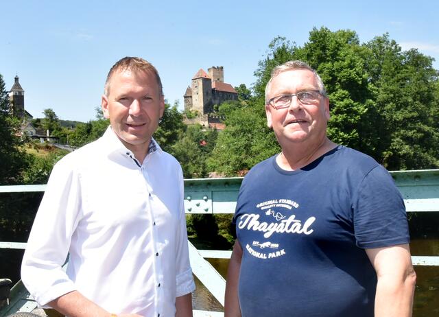 Stefan Lang gratulierte als Retzer Bürgermeister recht herzlich. | Foto: Schleich