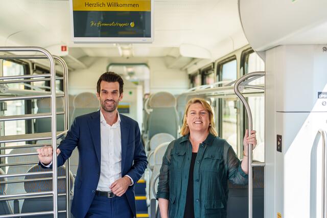 LH-Stellvertreter Udo Landbauer und Niederösterreich Bahnen Geschäftsführerin Barbara Komarek in der Mariazellerbahn. | Foto: NB/Bollwein