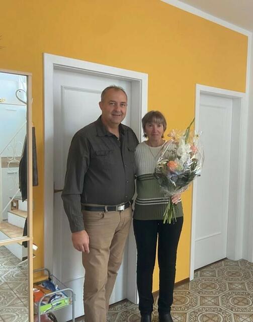 Runder Geburtstag für Gerlinde Hötsch. Bürgermeister Gerhard Bachmann gratuliert recht herzlich. | Foto: Gemeinde Deutsch Jahrndorf