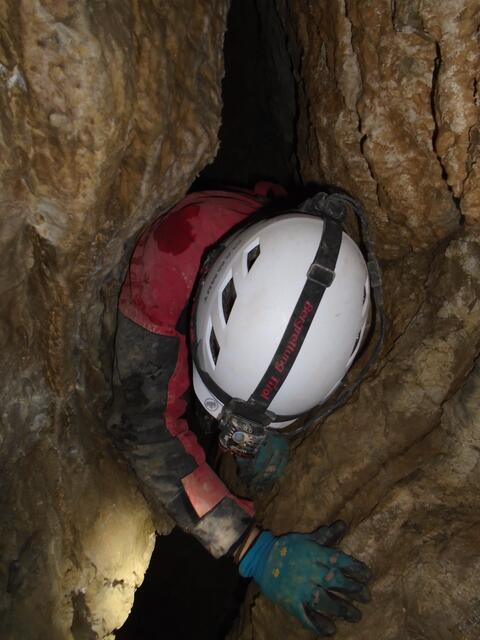 Da muss man durch: Auf Engstellen treffen die Höhlenforscher immer wieder einmal. | Foto: Christian Winklmair