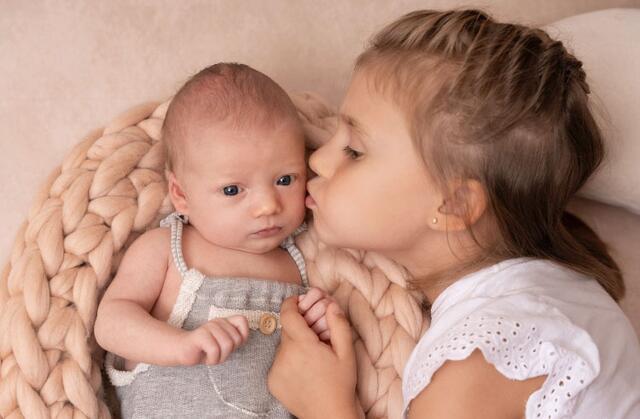 Jonas Gutmann, Geboren: 21.08.2023, Eltern: Kerstin Gutmann und Marco Fink aus Markt Hartmannsdorf, Gewicht: 3260 g, Größe: 49 cm | Foto: artigeBabys