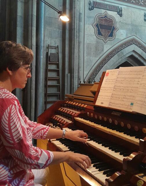 Bibel Pfad Veranstaltung 2023
Chant de Paix, 32acts_breath & fire“ Tanzmeditation in der Wiener Votivkirche 
Angela Amodio (Orgel') | Foto: Tatjana Christelbauer