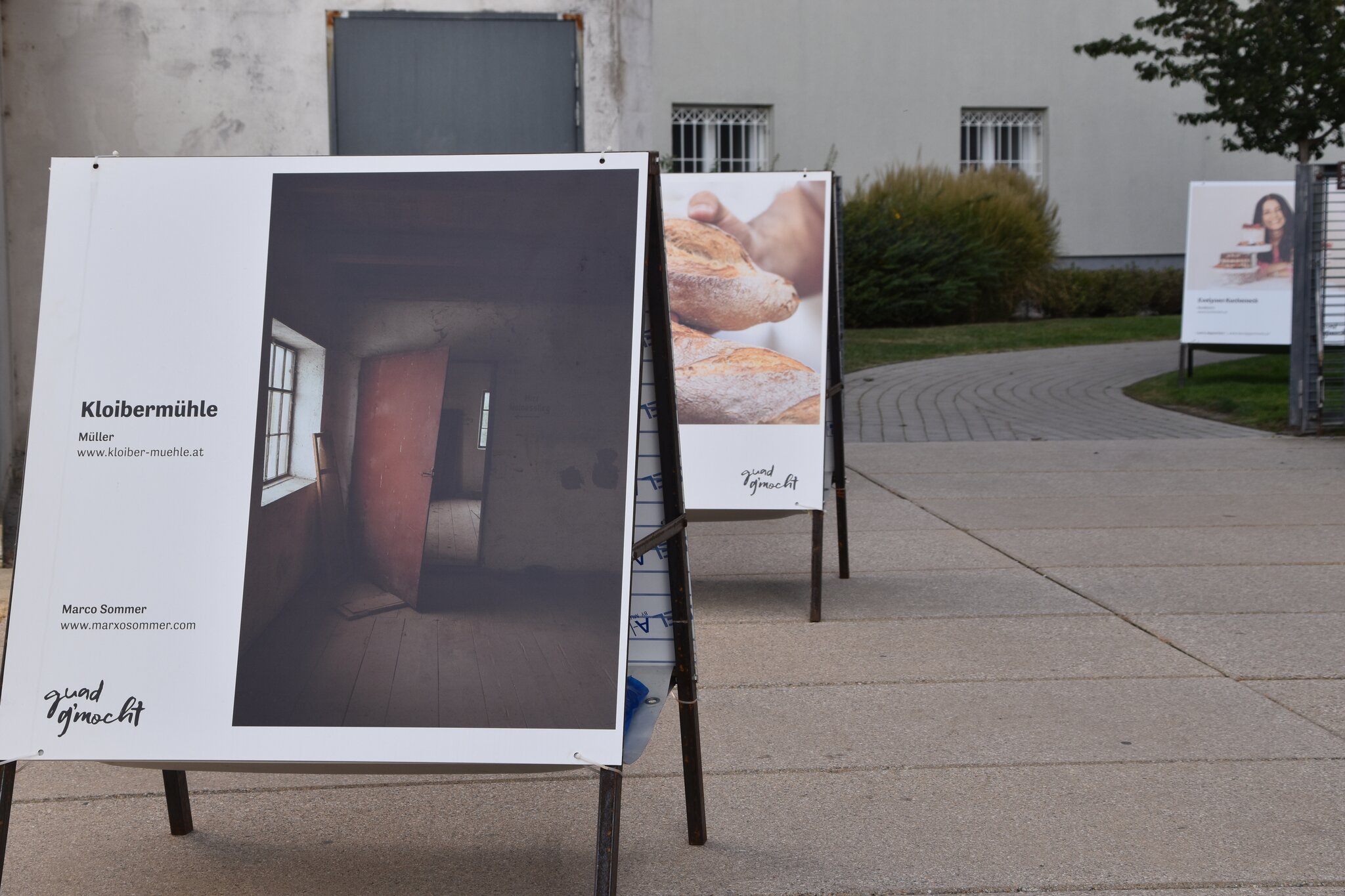 Neue-Fotoausstellung-am-Domplatz-in-Eisenstadt