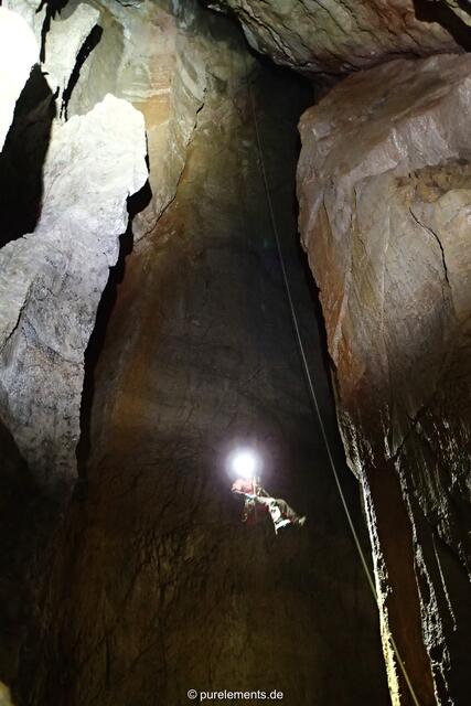 Da geht es runter: Abseilen in einer Höhle in den Allgäuer Alpen, auf Außerferner Gebiet. | Foto: purelements.de