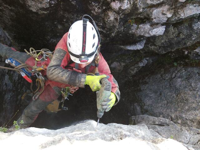 Vorbereitungen am Schachteingang für eine Höhlenerkundung. | Foto: Christian Winklmair