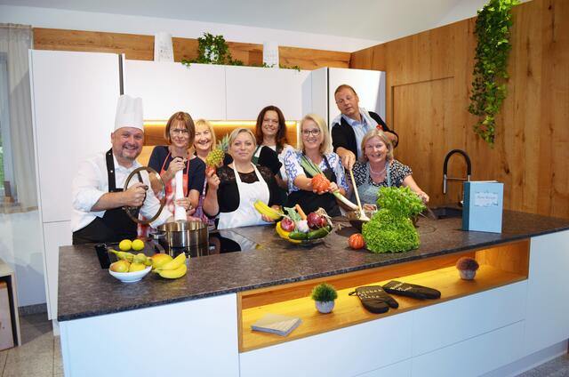 V.l.: Bgm. Bernd Schützeneder, Ingeborg Fink-Schwarzmayr, Maria Standhartinger, Milena Hanisch, Karin Steinkogler, Iris Lehner, Thomas Holzmann und Monika Wallner | Foto: Lehmann