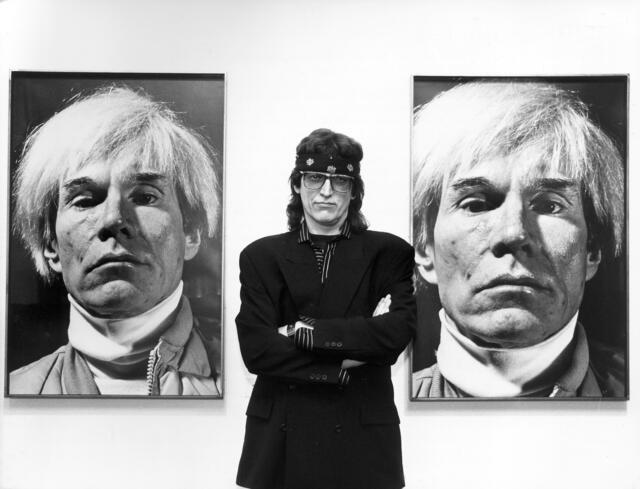 Helnwein in seiner Ausstellung "Faces" in München vor zwei Studien von Andy Warhol im Jahr 1992. | Foto:  ullstein - amw / Ullstein Bild / picturedesk.com