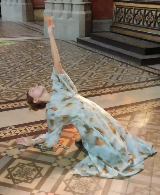 Bibel Pfad Veranstaltung 2023
Chant de Paix, 32acts_breath & fire“ Tanzmeditation in der Wiener Votivkirche 
Tatjana Christelbauer (Tanz)
Orange Federmeditation | Foto: Tatjana Christelbauer