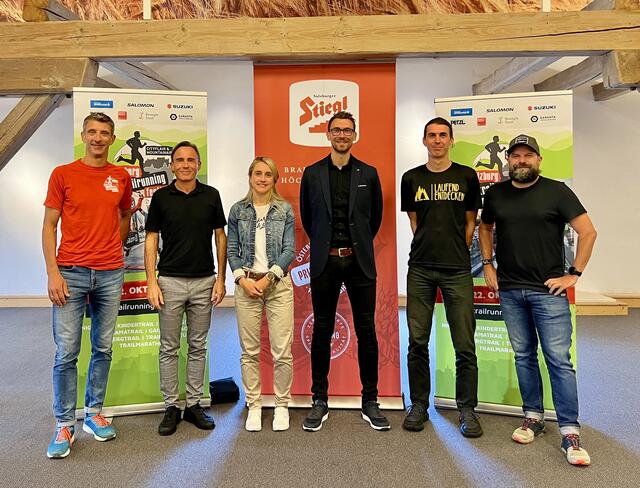 Josef Gruber (Unternehmensinhaber von G-Sport und Organisator und Veranstalter) , Bernd Frey(Geschäftsführer von Sport Union), Isabell Speer (Vorjahressiegerin des Festungstrails), Martin Wirthenstätter (Suzuki), Peter Gregorc (Brancheninsider/Podcaster von "Laufentdecker"), Harald Angerer(Blogger) | Foto: Wolfgang Aigner