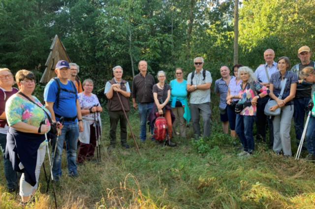 Insgesamt waren 130 Leute bei der Wanderung dabei. | Foto: Freunde Hollabrunner Wald