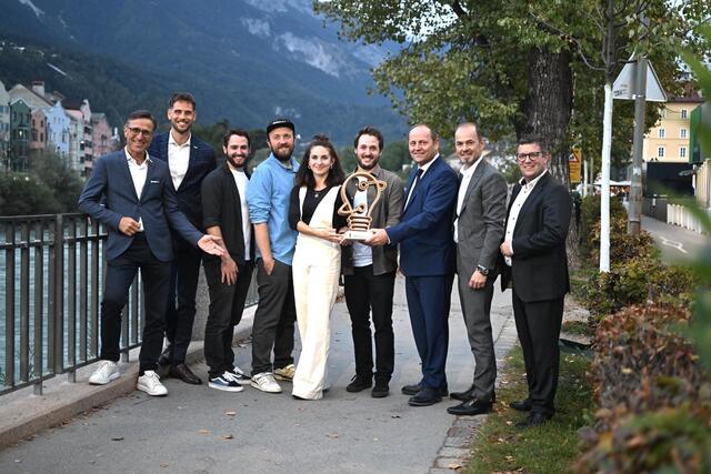Josef Margreiter (Geschäftsführer der Lebensraum Tirol Holding), Matthias Pöschl (Geschäftsführer der Agrarmarkting Tirol), Thomas Ehammer (Milchbuben), Christoph Bichler (Bierol), Lisa Luginger-Bichler (Bierol), Markus Ehammer (Milchbuben), Josef Geisler (Landeshauptmann-Stellvertreter Tirol), Josef Hechenberger (Präsident der Tiroler Landwirtschaftskammer) und Stefan Mair (Obmann des Landesgremiums Lebensmittelhandel in der WK Tirol v.l.). | Foto: Lebensraum Tirol Holding / Berger