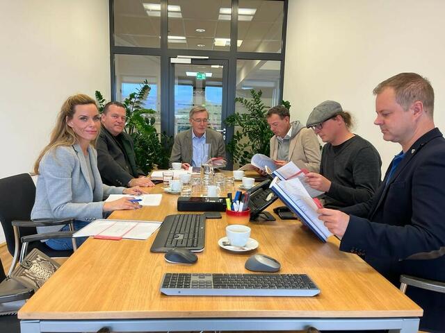 Gewissenhafte Durchsicht aller Bewerbungsunterlange im Kreise der Jury. | Foto: Privat