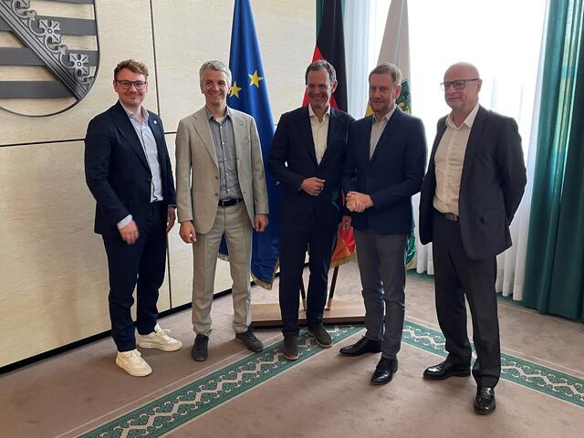 Vertragsunterzeichnung für ein neues Produktionswerk in Deutschland (v.li.): Die iDM-Geschäftsführer Thomas Pletzer und Christoph Bacher sowie iDM-Eigentümer Manfred Pletzer mit Sachsens Ministerpräsident Michael Kretschmer und Standortbürgermeister Harry Habel. | Foto: iDM