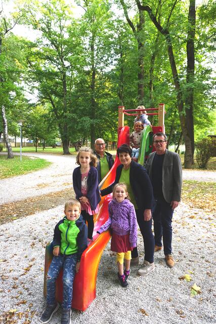 Lukas, Jasmin, GF GR Josef Motusz, Mirjam, Madlen, Bgm. Hans-Jürgen Resel, Vize-Bgm. Maria Gruber und Valentina | Foto: Marktgemeinde St. Leonhard am Forst