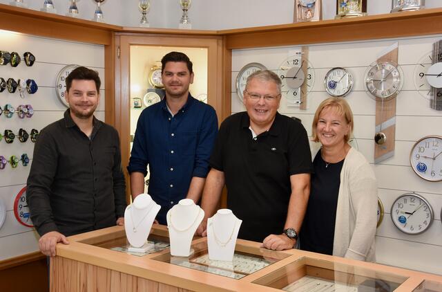 Geschäftsführer Klaus Roth mit Ehefrau Edith sowie den Söhnen Peter und Stefan. | Foto: MeinBezirk.at