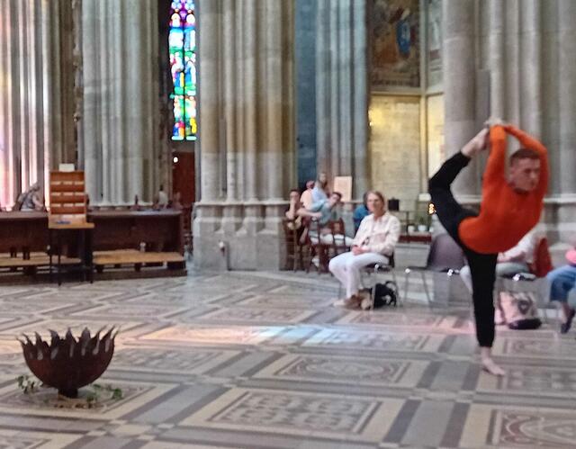 Bibel Pfad Veranstaltung 2023
Chant de Paix, 32acts_breath & fire“ Tanzmeditation in der Wiener Votivkirche 
Tatjana Christelbauer (Tanz)
Jacob Smyth (Yoga)
Angela Amodio (Orgel') | Foto: Tatjana Christelbauer