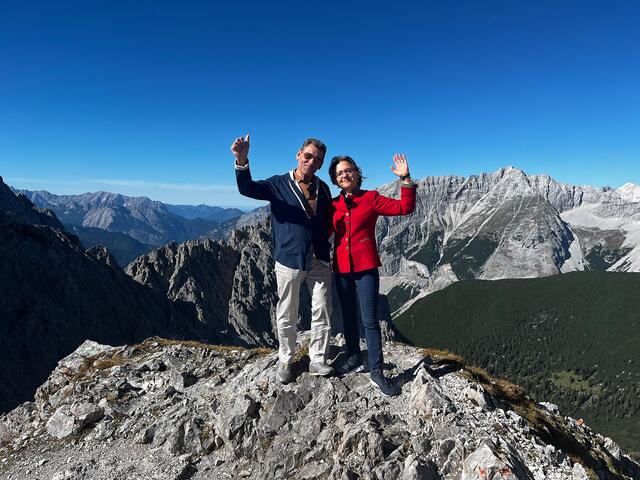 Mit Stadtführerin Monika Unterholzner geht es für Franz Posch bis auf das Hafelekar. | Foto: ORF Tirol