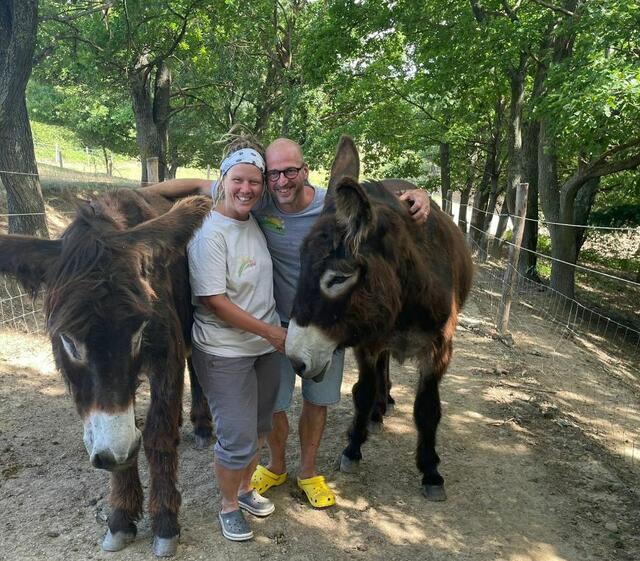 Elisabeth und Andreas Nussbaumer mit den beiden Eseln Mateo und Igor. | Foto: Jessica Geyer