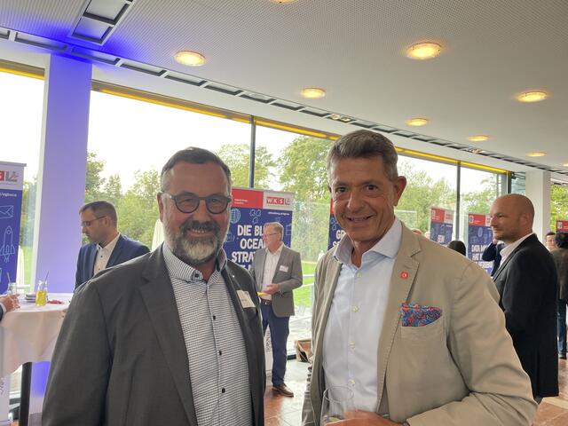 Rudolf Zrost (Präsident von Ressourcen Forum Austria) mit Michael Kretz (Geschäftsführer Bezirksblätter Salzburg GmbH) | Foto: Rosa Besler