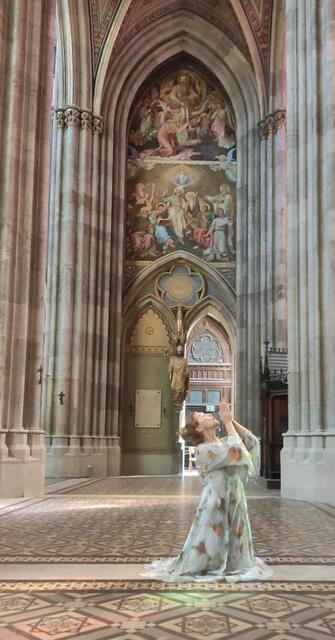 Bibel Pfad Veranstaltung 2023
Chant de Paix, 32acts_breath & fire“ Tanzmeditation in der Wiener Votivkirche 
Tatjana Christelbauer (Tanz)
Orange federführung | Foto: Tatjana Christelbauer