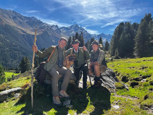 Franz Posch mit den Jägern Luis Melmer, Thomas Hofer und Jagdhündin Kora. | Foto: ORF Tirol