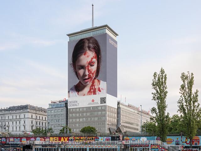 Helnweins neueste Installation "My Sister", die den Ringturm umhüllt. | Foto: Gottfried Helnwein/ Foto/Rendering: Hertha Hurnaus/Wiener Städtische Versicherungsverein