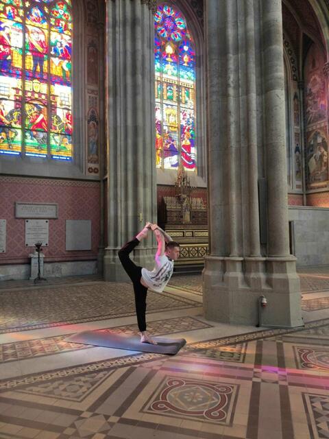 Bibel Pfad Veranstaltung 2023
Chant de Paix, 32acts_breath & fire“ Tanzmeditation in der Wiener Votivkirche 
Jacob Smyth (Yoga)
 | Foto: Tatjana Christelbauer