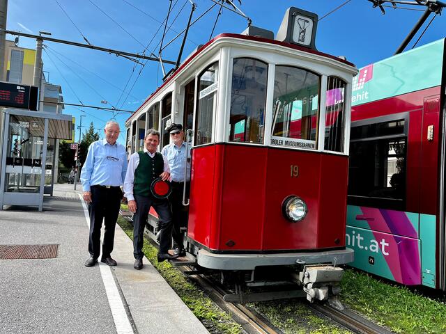 Mit der alten Tram geht es für Franz Posch durch die Landeshauptstadt. | Foto: ORF Tirol