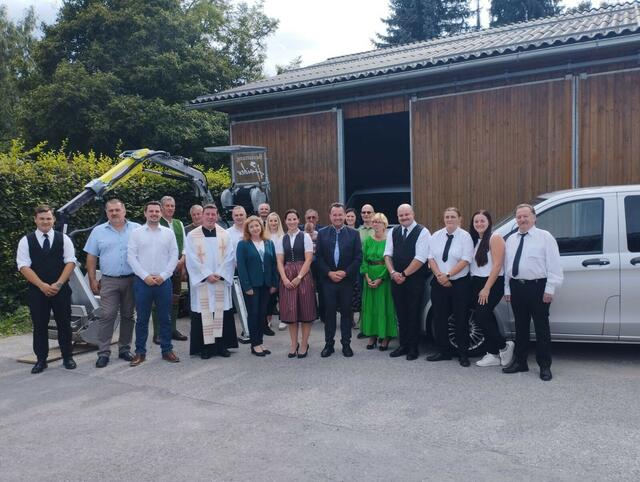 Bei der Einweihungsfeier dabei: Gesellschafter und Familienmitglieder der Familie Haider mit Geschäftsführer Christian Haider, Pfarrer Adrian Aileni und Bürgermeisterin Andrea Heinrich. | Foto: Bestattung Haider