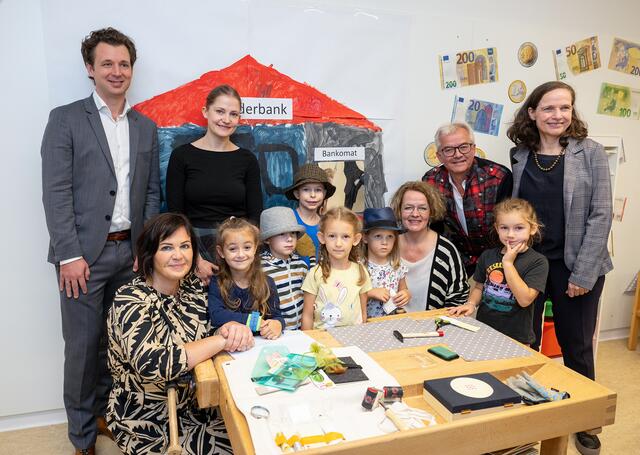 Foto (v.l.n.r.): Stefan Humer (OeNB), Kindergartenleiterin Ina Kapper, Rebecca Mayer (OeNB), Familien-Landesrätin Christiane Teschl-Hofmeister, Bürgermeister Gerhard Weil und Ruth Enthofer-Stoisser (Sozialministerium) mit Kindern vom Kindergarten Bruck/Leitha in der Johngasse. | Foto: NLK Burchhart