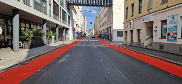 Nach der Wiener und der Stockhofstraße bekommt jetzt auch die Herrenstraße einen roten Mehrzweckstreifen. Dieser dient zur Sicherheit der Radfahrerinnen und Radfahrer. | Foto: Stadt Linz