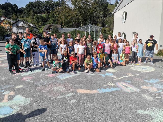Europäische Mobilitätswoche in Randegg: Die Volksschüler gestalteten eine "blühende Straße" im Ort. | Foto: Marktgemeinde Randegg