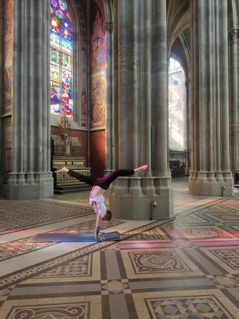 Bibel Pfad Veranstaltung 2023
Chant de Paix, 32acts_breath & fire“ Tanzmeditation in der Wiener Votivkirche 
Tatjana Christelbauer (Tanz)
Jacob Smyth (Yoga)
Angela Amodio (Orgel') | Foto: Tatjana Christelbauer