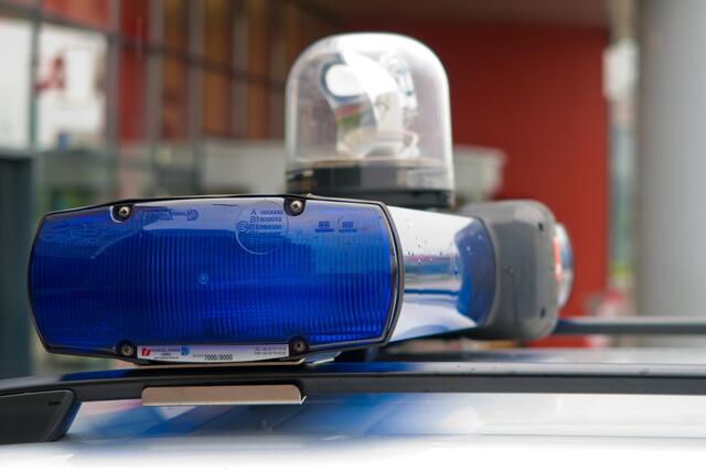 Nachdem er sich gestern mit seinem Pkw überschlagen hatte und das Fahrzeug auf dem Dach liegen blieb, beging ein 52-jähriger Mann Fahrerflucht. Seine 20-jährige Beifahrerin, die bei dem Unfallgeschehen leicht verletzt wurde, ließ er am Unfallort zurück. | Foto: stock.adobe.com/Von B. Plank/ imBILDE.at (Symbolfoto)