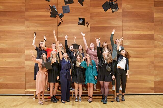 Die Freude über den erfolgreichen Studienabschluss war bei den Jungakademiker*innen groß.  | Foto: Krankenhaus St. Vinzenz Zams, BiZ/ Christoph Nösig