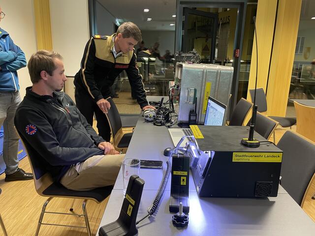 Bezirksfeuerwehrkommandant Simon Schwendinger vor einer mobilen Funkstation im Einsatzzentrum in Landeck. | Foto: Schwarz