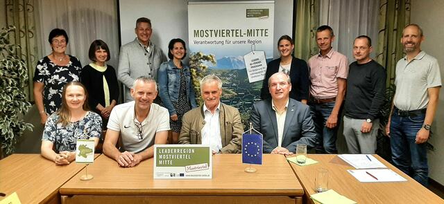 Gremiumsmitglieder bei der 1. Projektauswahlsitzung der LEADER-Region Mostviertel-Mitte

Petra Scholze-Simmel, Bgm. Martin Leonhardsberger, Obmann Anton Gonaus, Vize-Bgm. Johannes Scherndl, (sitzend v.l). 
Elfriede König, Christiane Rauscher, Karl Weber, Claudia Auer, Anna-Lena Moser, Bgm. Alois Mellmer, Johannes Wischenbart, Roland Beck (stehend v.l.)  | Foto: LEADER-Region Mostviertel-Mitte