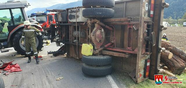 Hier sieht man den umgekippten Anhänger. | Foto: Freiwillige Feuerwehr Obervellach