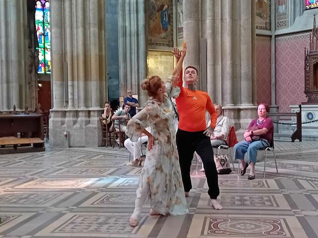 Bibel Pfad Veranstaltung 2023
Chant de Paix, 32acts_breath & fire“ Tanzmeditation in der Wiener Votivkirche 
Tatjana Christelbauer (Tanz)
Jacob Smyth (Yoga)
Angela Amodio (Orgel') | Foto: Tatjana Christelbauer