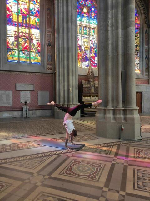 Bibel Pfad Veranstaltung 2023
Chant de Paix, 32acts_breath & fire“ Tanzmeditation in der Wiener Votivkirche 
Jacob Smyth (Yoga)
 | Foto: Tatjana Christelbauer